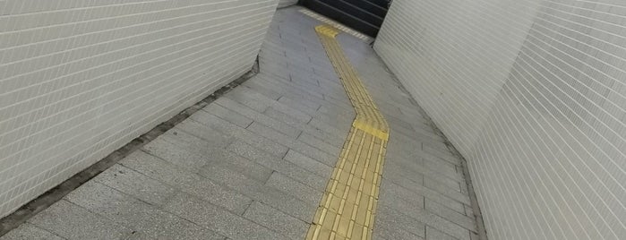 四条駅 出入口6 is one of 地下鉄烏丸線の出入口.