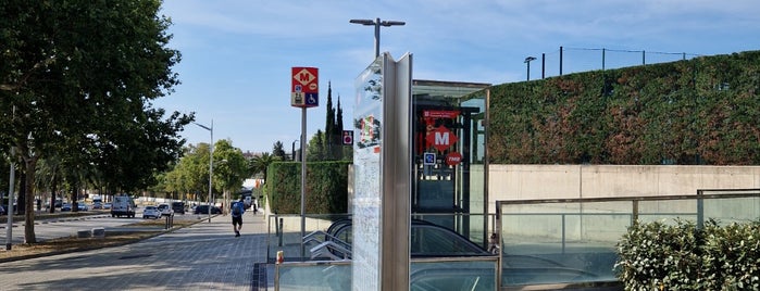 METRO Zona Universitària is one of Public Transport.