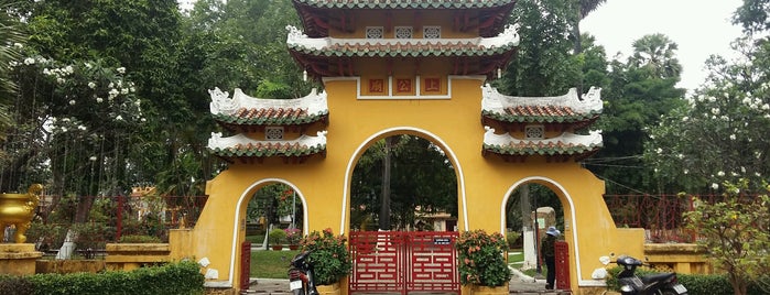 Lăng Ông Bà Chiểu is one of Chùa.
