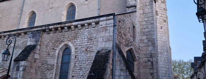 Cloitre Saint-Pierre-Le-Puellier is one of Orléans.