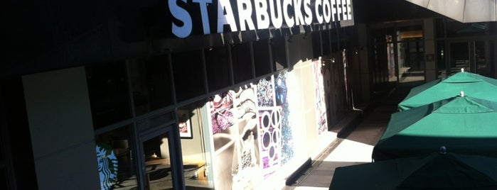 Starbucks is one of สถานที่ที่ joo ถูกใจ.