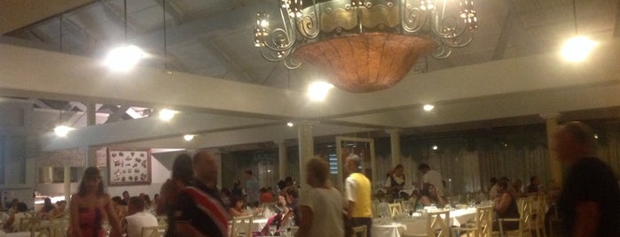 Higüey Restaurante Buffet is one of Lugares favoritos de Apu.