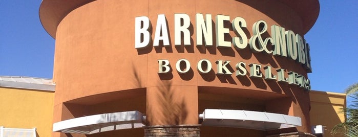 Barnes & Noble is one of สถานที่ที่ Christopher ถูกใจ.