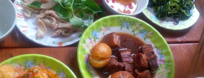 Cơm Lý is one of Hà Nội của tui :x.