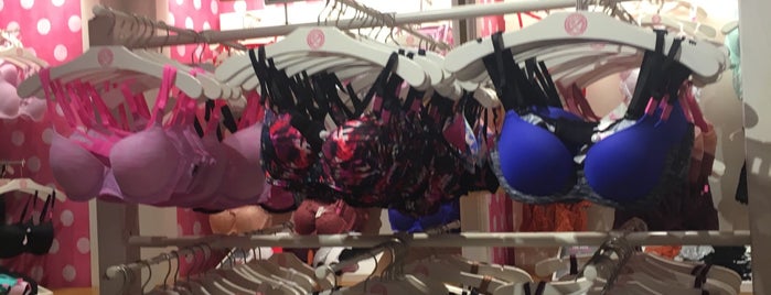 Victoria's Secret PINK is one of Carol'un Kaydettiği Mekanlar.