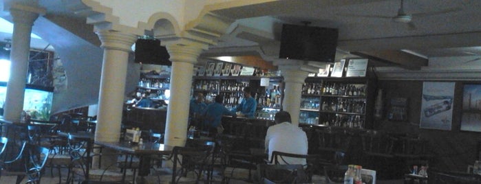 Cupulas Bar is one of Lugares favoritos de Alberto.