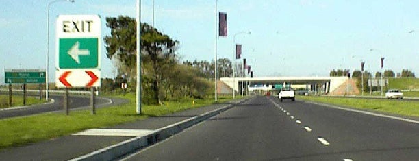 Aeroporto Internacional da Cidade do Cabo (CPT) is one of Locais curtidos por Fernando.