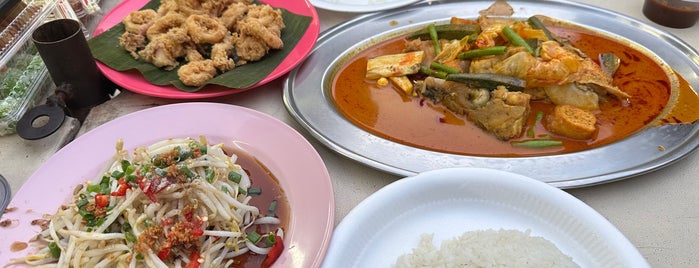 Julin Xuan - Famous Padang Curry Fish Head is one of Family.