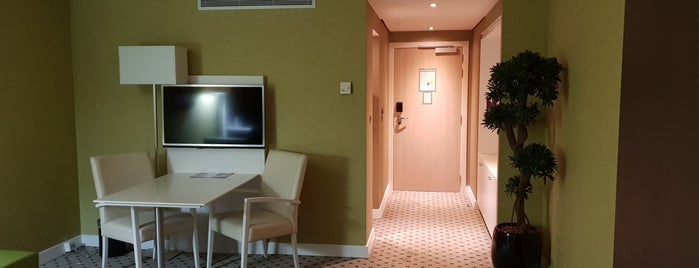 Hotel Mercure Brussels Centre Midi is one of 👓 Ze'nin Beğendiği Mekanlar.