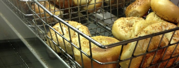 Dix Hills Hot Bagels is one of Locais curtidos por Leanne.