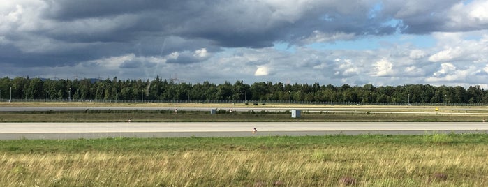 Landebahn Nordwest is one of Airports.