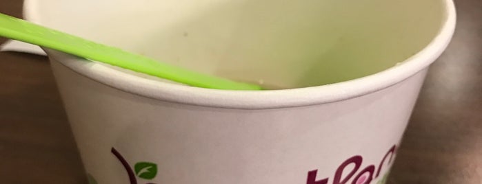 Yogurtland is one of Lugares favoritos de Tariq.