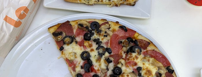 La pizza is one of Yemek.