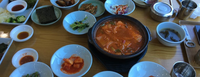 미청식당 is one of Lieux sauvegardés par Yongsuk.