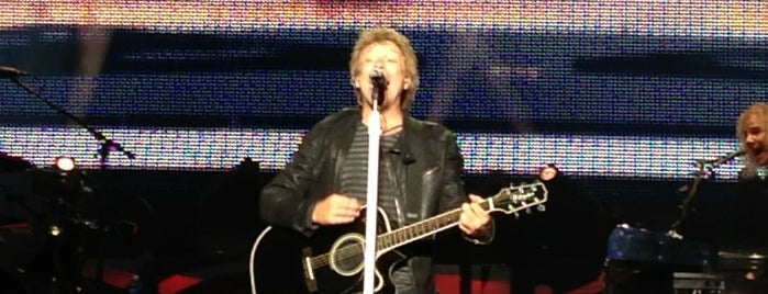 Bon Jovi - Because We Can Tour. Convidado Especial: Nickelback is one of สถานที่ที่ Cristina ถูกใจ.