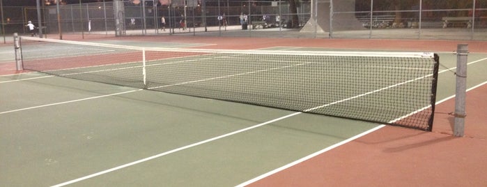 North Hollywood Park Tennis Courts is one of Tinaさんのお気に入りスポット.