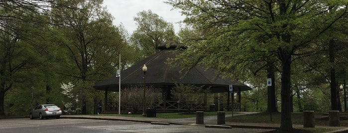 Overton Park Pavilion is one of Lugares favoritos de Raquel.
