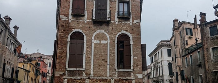 Castello is one of Venezia.