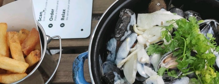 Mossel & Gin is one of Mykolas 님이 저장한 장소.