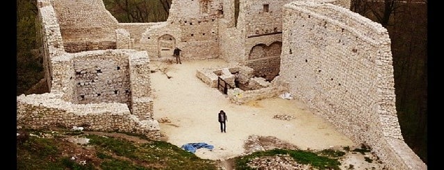 Ruiny Zamku Rycerskiego w Smoleniu is one of Polish Jura.