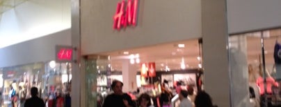H&M is one of Lieux qui ont plu à Mustafa.
