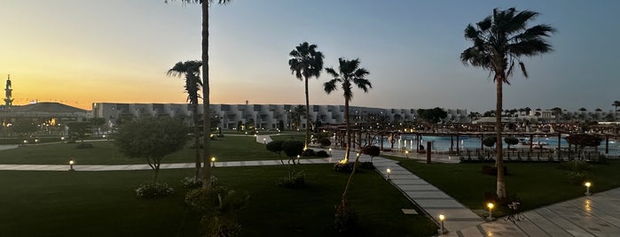 Sunrise Crystal Bay Resort is one of الغردقة.