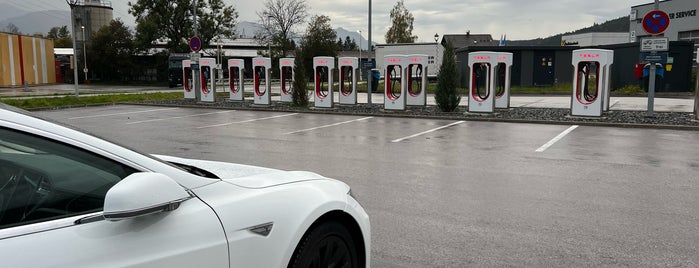 Tesla Supercharger is one of Orte, die Marc gefallen.