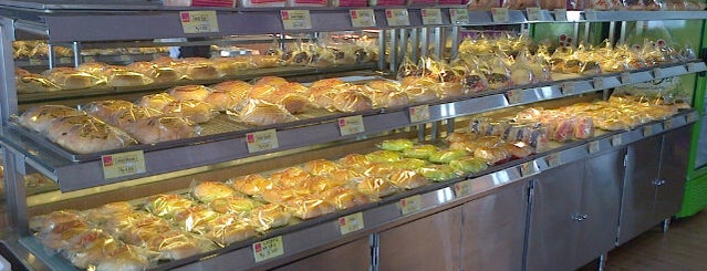 Inti Bakery & Cake is one of Spot Makan di CitraRaya Tangerang.
