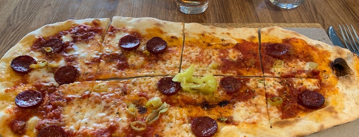 El Racó Pizzeria is one of Posti che sono piaciuti a Ashley.