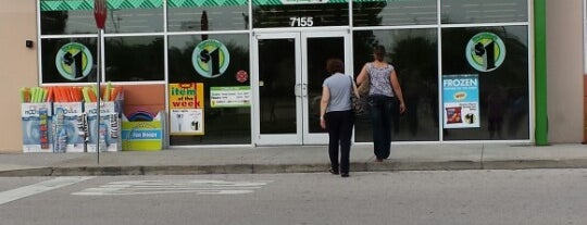 Dollar Tree is one of Lieux qui ont plu à Sharon.