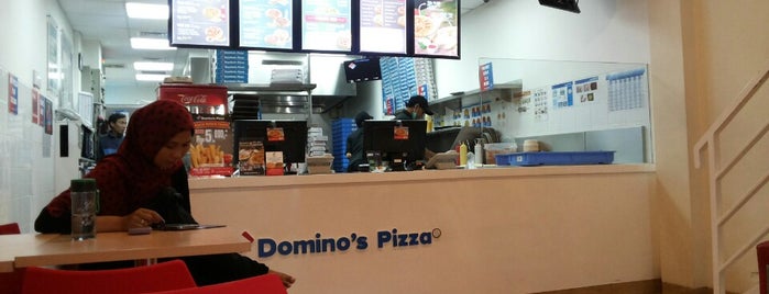 Domino's Pizza is one of สถานที่ที่ Kurniawan Arif ถูกใจ.
