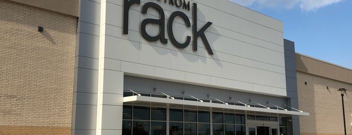 Nordstrom Rack is one of Rebeccaさんのお気に入りスポット.