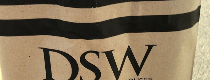 DSW Designer Shoe Warehouse is one of Rebeccaさんのお気に入りスポット.