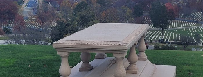 Pierre Charles L'Enfant Grave is one of Washington, DC.