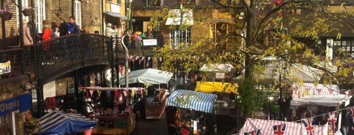 Camden Lock Market is one of Londra.
