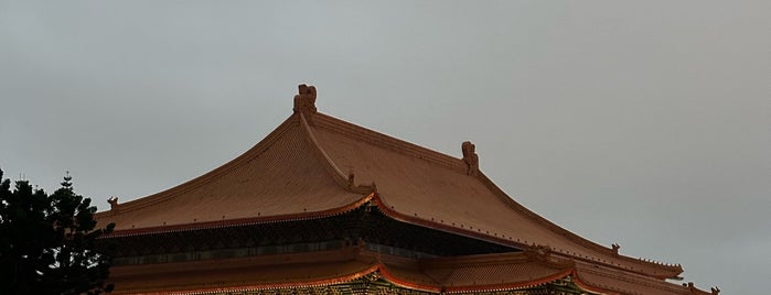 National Theater is one of สถานที่ที่ Kevin ถูกใจ.