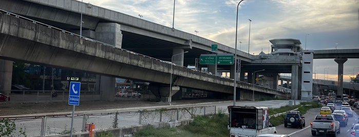 Rama III Toll Plaza is one of ทางพิเศษศรีรัช (Sirat Expressway).