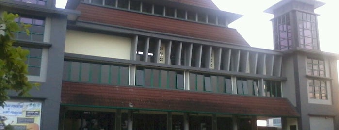 Universitas Diponegoro is one of Semarang.