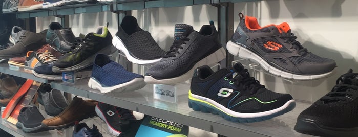 SKECHERS is one of Posti che sono piaciuti a Hashim.