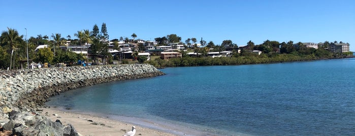 Airlie Beach is one of Lugares favoritos de Tim.
