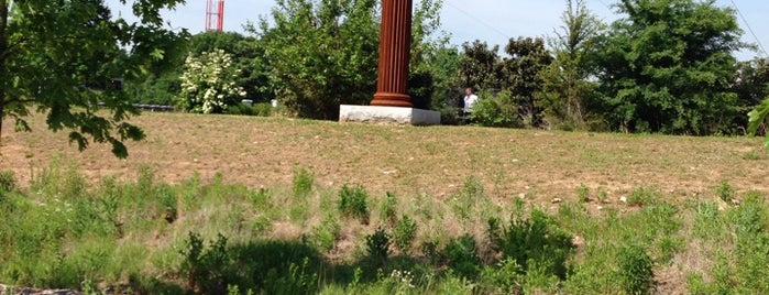 Corinthian column on the Beltline is one of Locais salvos de Carl.