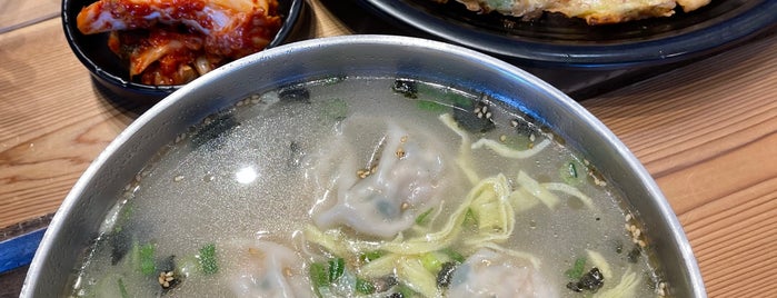 Jin Myungdong Korean Noodles (진 명동 칼국수) is one of สถานที่ที่ Kyo ถูกใจ.