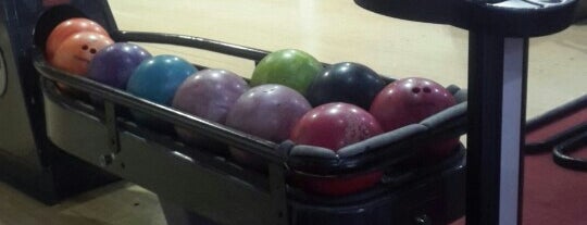 Bowling Center is one of Lugares favoritos de Juan.