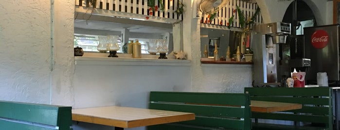Keneke's Grill at Punaluu is one of Lugares favoritos de kiks.