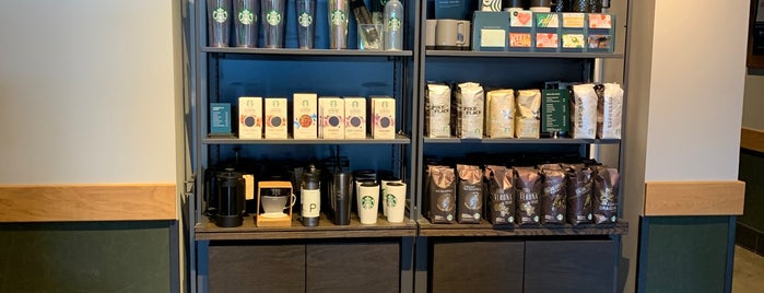Starbucks is one of Tempat yang Disukai Lisle.