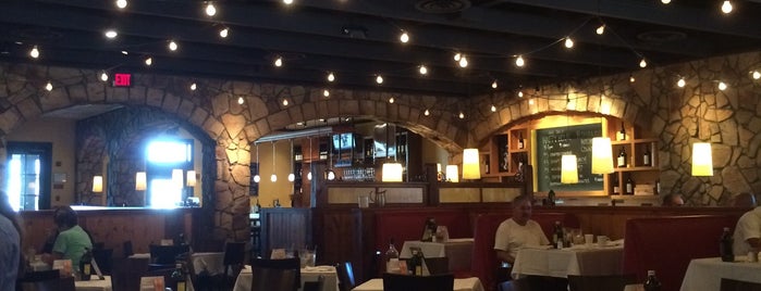 Romano's Macaroni Grill is one of Lieux qui ont plu à Theresa.