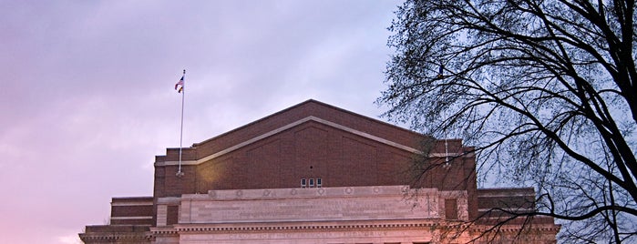 Northrop Auditorium is one of Lugares favoritos de Fiona.