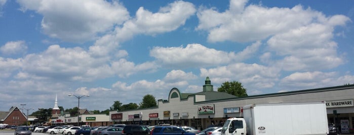 Fairfax Shopping Center is one of สถานที่ที่ Dale ถูกใจ.