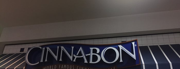 Cinnabon is one of สถานที่ที่ Charles ถูกใจ.