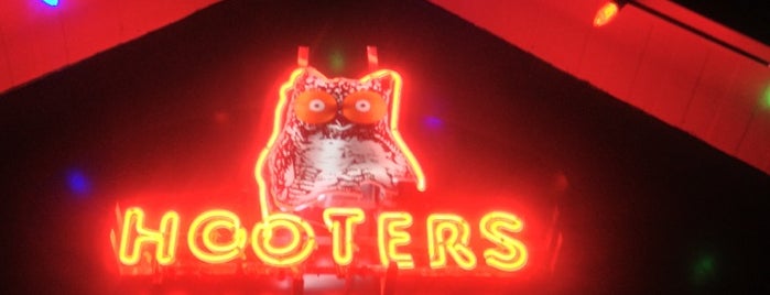 Hooters is one of Alejandroさんのお気に入りスポット.